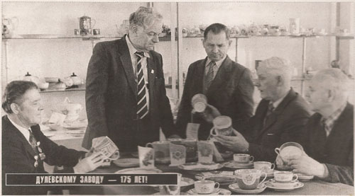 М.Б. Борисов с ветеранами завода